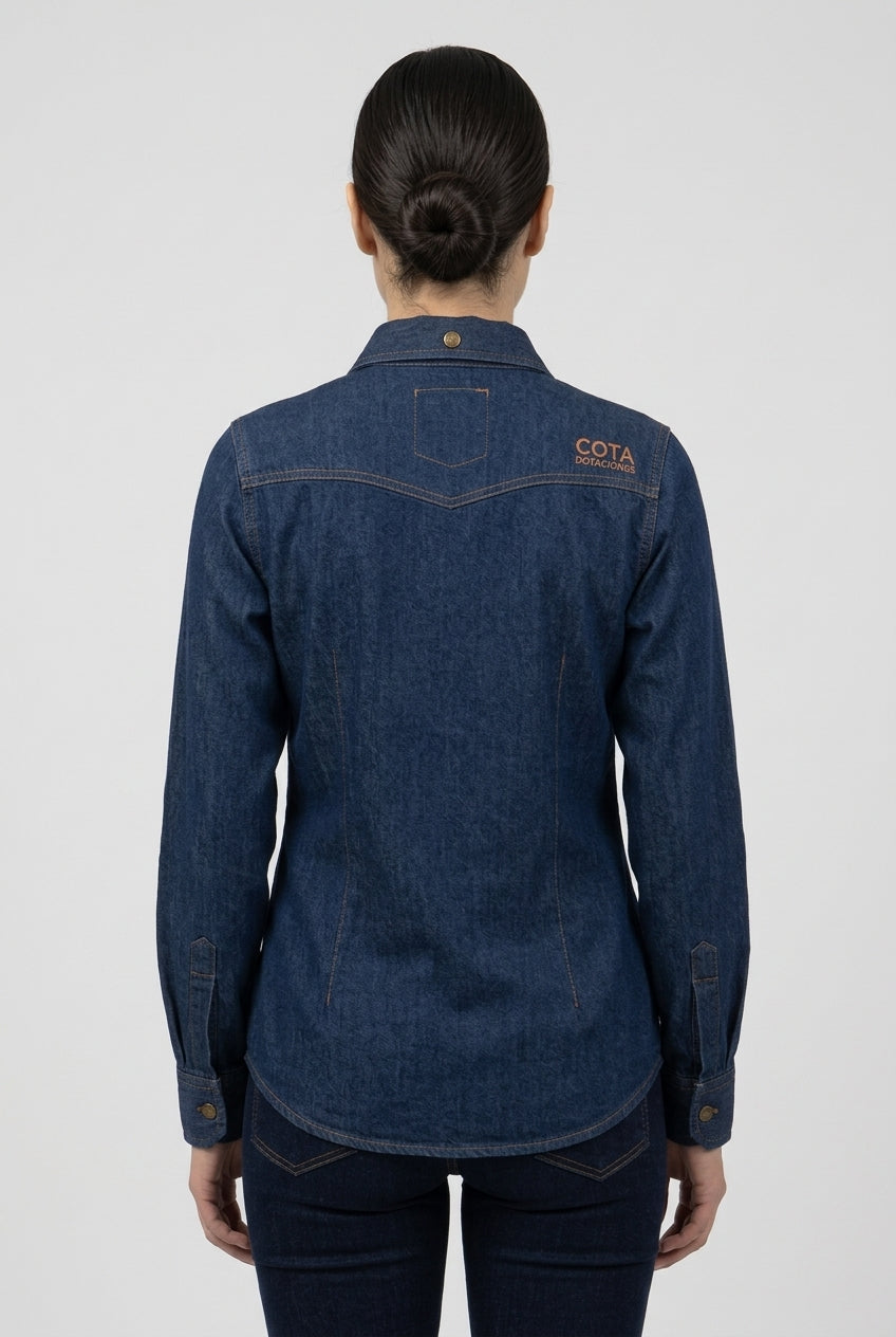 Camisa jean dama 7 oz con modelo: vista posterior con bordado