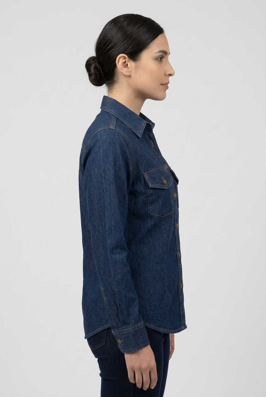 Camisa jean dama 7 oz con modelo: vista lateral
