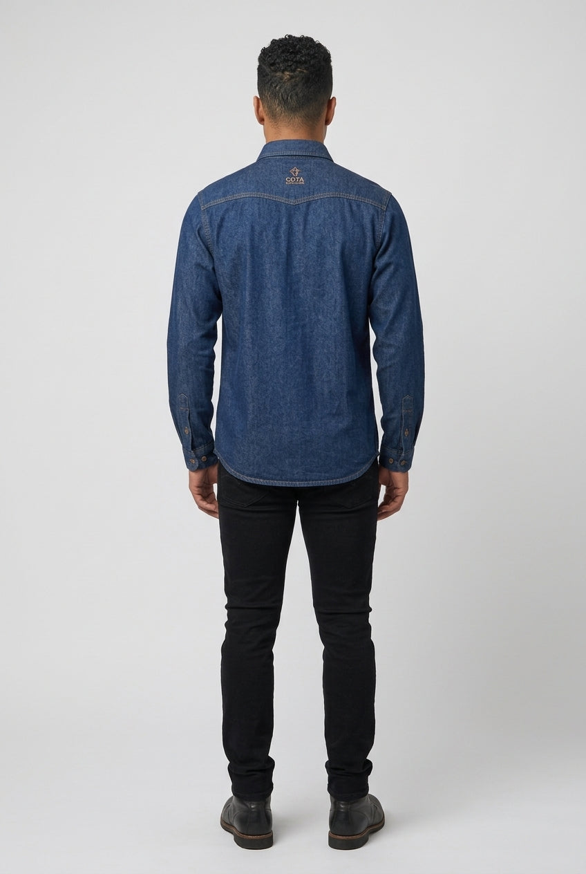 Camisa jean hombre 7 oz con modelo: vista posterior con bordado