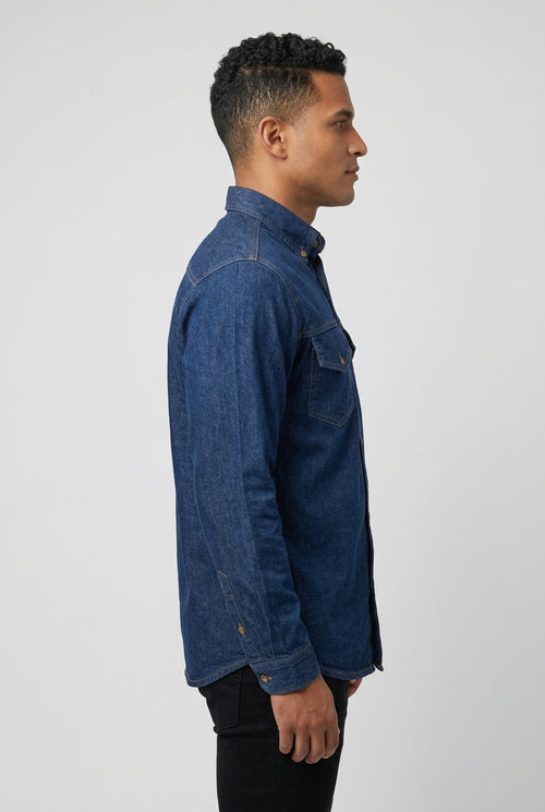 Camisa jean hombre 7 oz con modelo: vista lateral