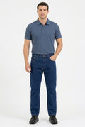 Jean índigo hombre 14 oz con modelo: vista frontal